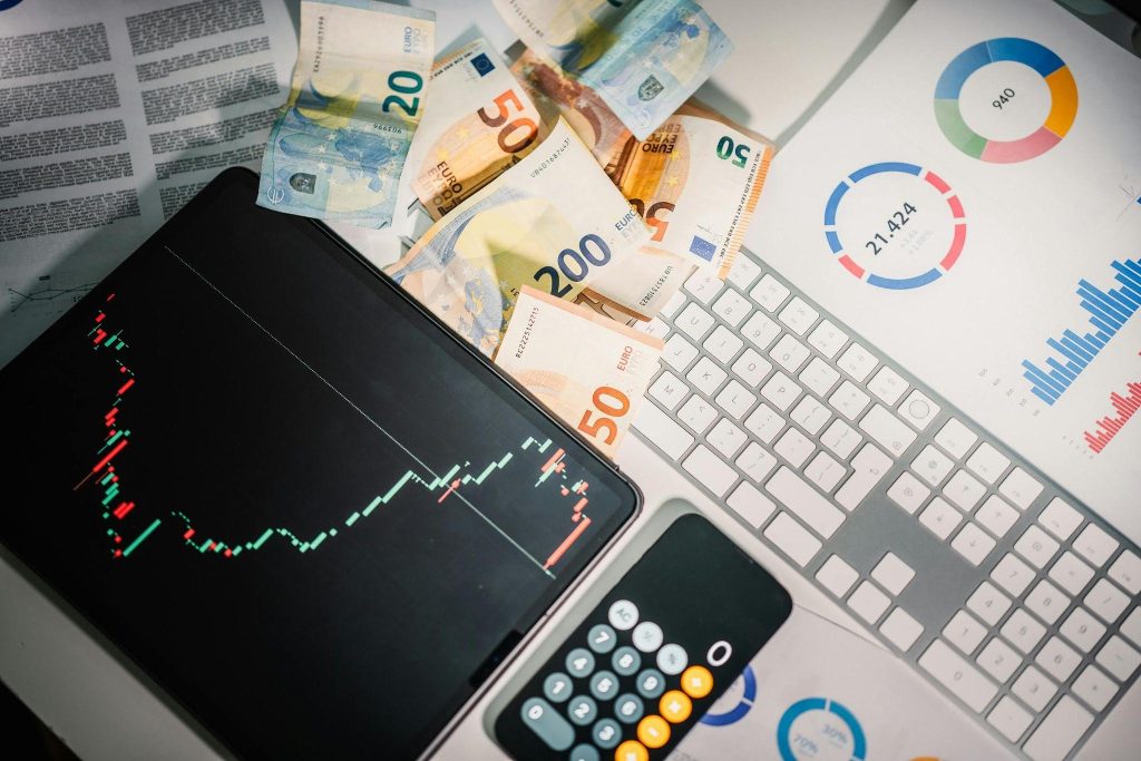 builds a digital marketing strategy